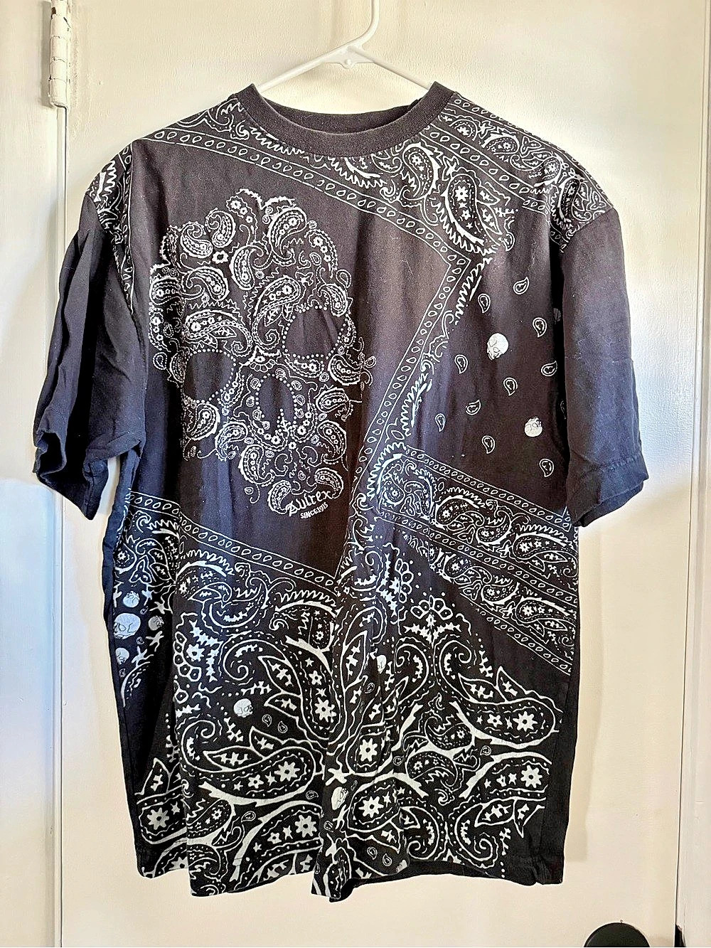 Avirex Paisley Skull Embroidered Graphic Tee Vintage Y2K Streetwear, Medium
